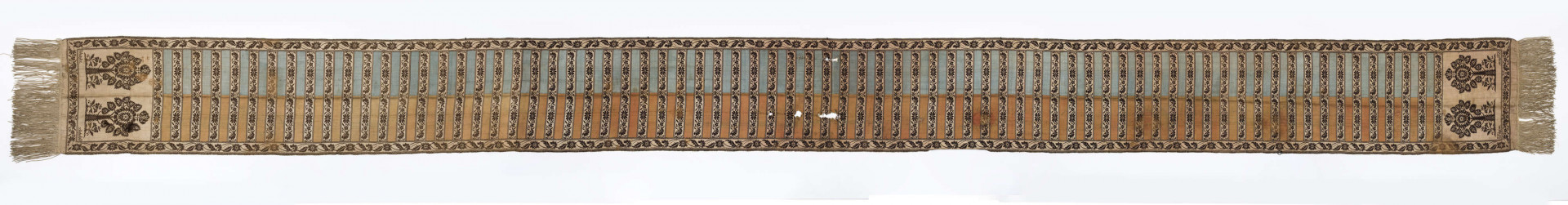 Pas kontuszowy czterostronny
Ornament
Głowy- motyw dwóch drzewek, których koronę stanowi owalna rozeta otoczona listkami, rozeta i listki wypełnione małymi kwiatkami. Drzewko wyrasta z lekko pofalowanego gruntu po bokach dwa małe krzaczki kwiatowe. 
Wciąż- pasa w poprzeczne pólka na przemian gładkie i z motywem wici kwiatowej.
Obrzeżenia- pionowe z motywem wici złożonej z kwiatów i listków palmowych, poziome jak w  pólkach.
Kolory: karmazynowy, błękitny, zielony, kremowy i brązowy
Pas sygnowany- w głowach tkany napis: S Filsjean Wkobyłce
Krótsze boki z doszytą długą frendzlą