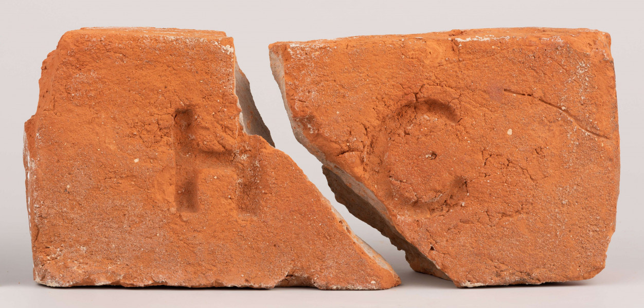 Cegła z lubelskiej cegielni Henryka [wł. Herszyca] Cygelmana sygnowana 