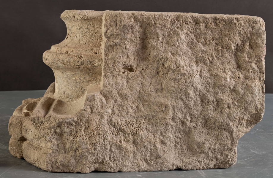 W zachowanym relikcie renesansowego obramienia okiennego można dostrzec formy wskazujące na wysokiej klasy warsztat kamieniarski, powiązany stylistycznie z produkcją warsztatów krakowskich.