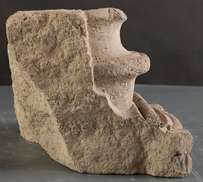 W zachowanym relikcie renesansowego obramienia okiennego można dostrzec formy wskazujące na wysokiej klasy warsztat kamieniarski, powiązany stylistycznie z produkcją warsztatów krakowskich.