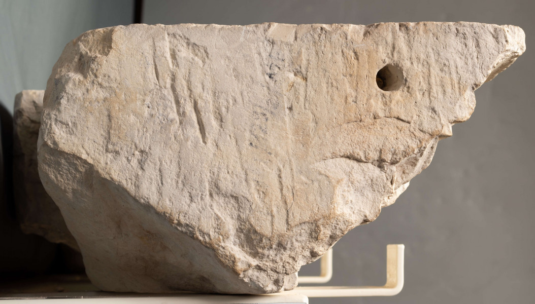 DA/16/ML - Nadproże portalu lub  gzyms nadokienny, z płaskorzeźbionym kimationem jońskmi, który powtarza ornamentalny motyw  wolich oczu  z zamkowego kapitelu, w znacznie uproszczonej formie. Może to wskazywać na naśladownictwo rzemieślników o mniejszej biegłości.