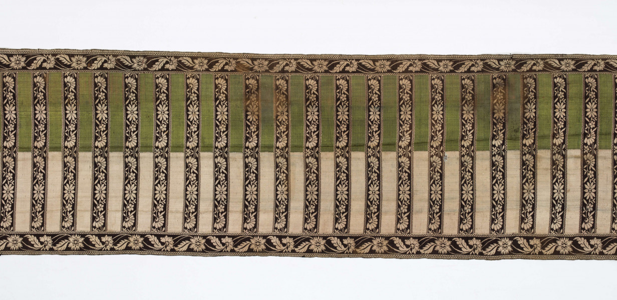 Pas kontuszowy czterostronny
Ornament
Głowy- motyw dwóch drzewek, których koronę stanowi owalna rozeta otoczona listkami, rozeta i listki wypełnione małymi kwiatkami. Drzewko wyrasta z lekko pofalowanego gruntu po bokach dwa małe krzaczki kwiatowe. 
Wciąż- pasa w poprzeczne pólka na przemian gładkie i z motywem wici kwiatowej.
Obrzeżenia- pionowe z motywem wici złożonej z kwiatów i listków palmowych, poziome jak w  pólkach.
Kolory: karmazynowy, błękitny, zielony, kremowy i brązowy
Pas sygnowany- w głowach tkany napis: S Filsjean Wkobyłce
Krótsze boki z doszytą długą frendzlą