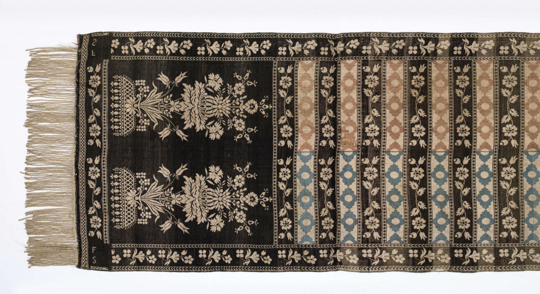 Pas kontuszowy jedwabny, czterostronny
Ornament:
Głowy:dwa  motywy bukietów  w stylizowanych wazonach  o wywiniętych na zewnątrz brzegach.Wazon ustawiony na kratownicy z wisiorami. 
Wciąż: pólka z motywem gałazek kwiatowych i w szelążki- na przemian.
Obrzeżenie:  drobny wzór gałązki kwiatowej
Frędzla jedwabna 
Sygnowany w dolnych rogach F
                                           S 