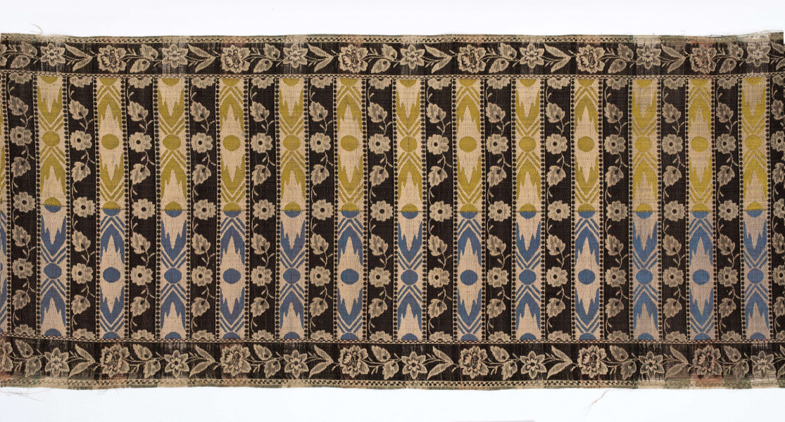 Pas kontuszowy czterostronny
Ornament: 
głowy - dwa motywy krzaczków kwiatowych wyrastających z liściastej rozety
środek - poprzeczne pólka na przemian z motywami wici kwiatowej i wydłużonych rombów z szelążkami
obrzeżenia - pionowe z motywami gałązek z kawiatami i liśćmi; poziome - motywy wici kwiatowej jak w pólkach
obwódki - w szachownicę, romby i groszki
Koloryt:
pr. - tło słomkowe, ornament różowy, biały, zielony, błękitny, jaznobrązowy
l. - tło czarne, jedynie w pólkach z rombamiw połowie błękitne, w połowie oliwkowozłote, ornament słomkowy
W narożnikach głów wytkana sygnatura: F/S (leżące)
Frędzla doszyta jedwabna, pleciona z nici kremowych z dodatkiem czarnych
