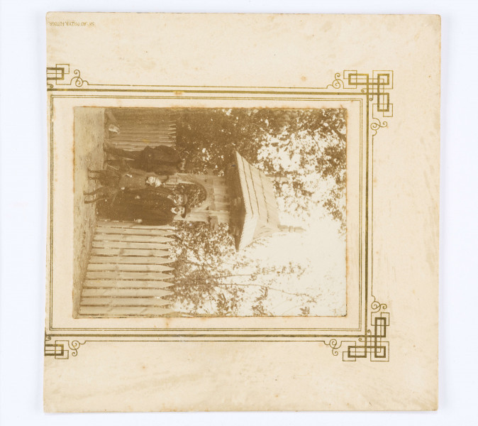 Fotografia zbiorowa przy bramie prowadzącej do chaty w Nałeczowie. Stoją S. Żeromski, Wł. Chrzanowski, G. Daniłowski i Adaś z psem.