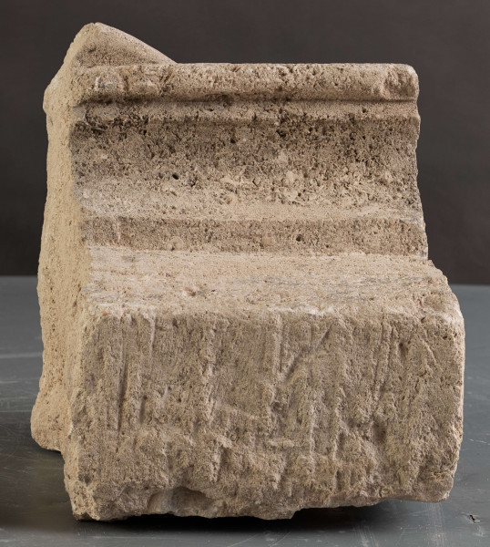 W zachowanym relikcie renesansowego obramienia okiennego można dostrzec formy wskazujące na wysokiej klasy warsztat kamieniarski, powiązany stylistycznie z produkcją warsztatów krakowskich.