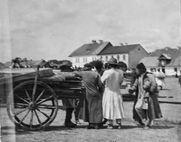 E/AF/19355/ML Fotografia czarno-biała przedstawia rozmawiających mężczyzn na rynku w Biłograju.