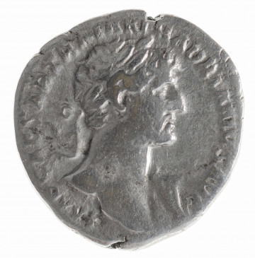 Av.: Popiersie cesarza w prawo. W otoku, od lewej: IMP CAESAR TRAIAN HADRIANVS AVG

Rv.: Pax stojąca w lewo, trzymająca gałązkę oliwną i róg obfitości. W otoku, od lewej: P [M TR] P CO[S] I[I]
