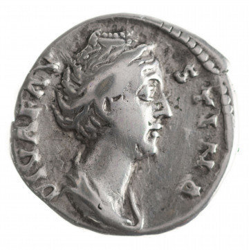 N/11375/ML - Av.: Popiersie cesarzowej w prawo. W otoku: DIVA FAVSTINA

Rv.: Ceres stojąca na wprost z głową zwróconą w lewo, trzymająca w lewej ręce berło a w prawej pochodnię. W otoku: AVGVSTA
