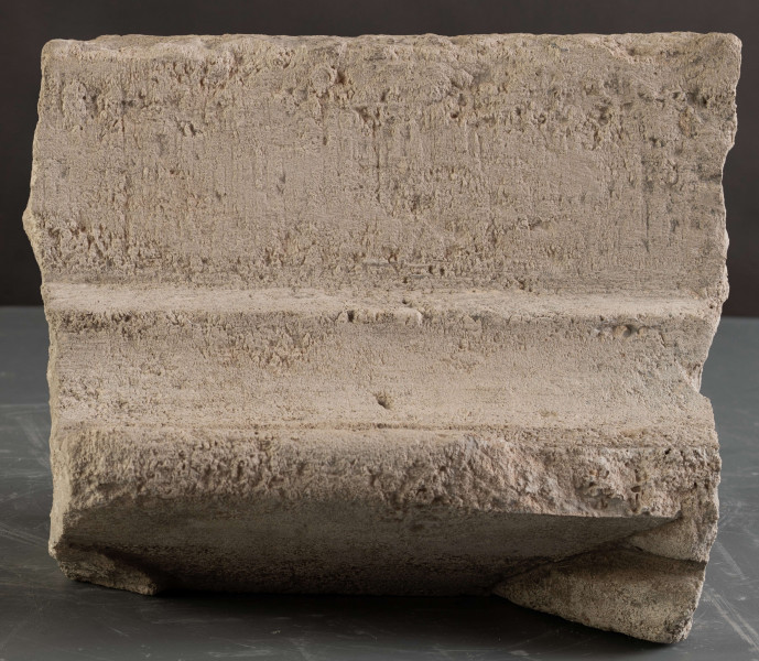 W zachowanym relikcie renesansowego obramienia okiennego można dostrzec formy wskazujące na wysokiej klasy warsztat kamieniarski, powiązany stylistycznie z produkcją warsztatów krakowskich.