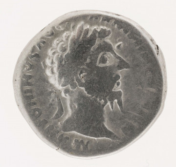 AV. Głowa cesarza w wieńcu laurowym w profilu w prawo. W otoku napis:
M ANTONINVS AVG - ARM PAR [ TH MA] X

RV. Siedząca Aequitas w lewo. W dłoniach trzyma wagę i róg obfitości. W otoku napis: TR P XXII  IMP V COS III