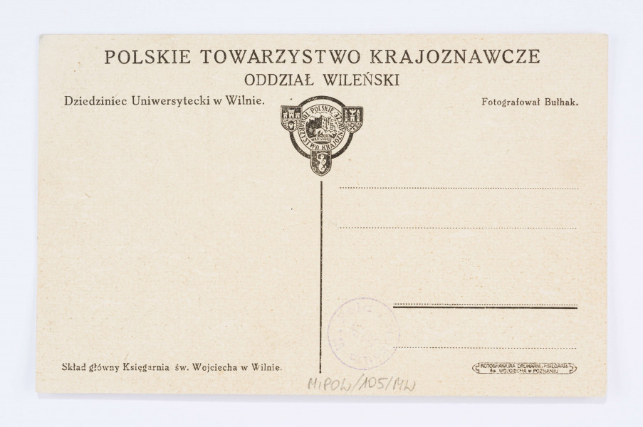 Pocztówka z widokiem na Dziedziniec Uniwersytecki w Wilnie, wykonana w sepii. Na pierwszym planie uliczka z kamienicami po lewej stronie i niską zabudową drewnianą po prawej. W głębi, na wprost murowany kościół z dwiema wieżami.