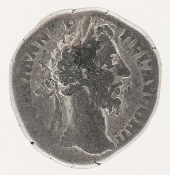 AV. Głowa cesarza w wieńcu laurowym w profilu w prawo. W otoku napis:
M [C] OMM AN [T] P - FEL AVG BRIT

RV. Siedząca Fortuna w lewo. W rękach ster i róg obfitości. W otoku napis:
[ PM TR P XI IMP V]II? COS V PP
Na dole w odcinku napis:
[F] OR RED