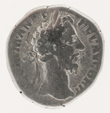 AV. Głowa cesarza w wieńcu laurowym w profilu w prawo. W otoku napis:
M [C] OMM AN [T] P - FEL AVG BRIT

RV. Siedząca Fortuna w lewo. W rękach ster i róg obfitości. W otoku napis:
[ PM TR P XI IMP V]II? COS V PP
Na dole w odcinku napis:
[F] OR RED