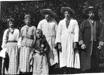 E/AF/19370/ML Fotografia przedstawia grupę osób - trzech mężczyzn, dwie kobiety i dziewczynkę - ubranych w stroje ludowe.