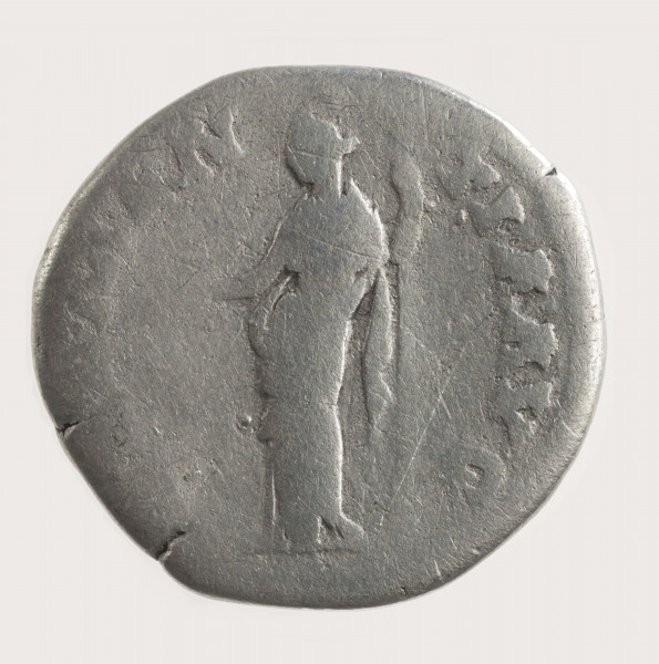 AV. Głowa cesarza w wieńcu laurowym w profilu w prawo. W otoku napis:
[A]NTONINVS AVG PI  -  VS  PP [TR P COS?]

RV. Stojąca Clementia w lewo, widoczne tylko długie berło, patera zatarta. W toku napis: [CLE]MEN  -  TIA  AVG
