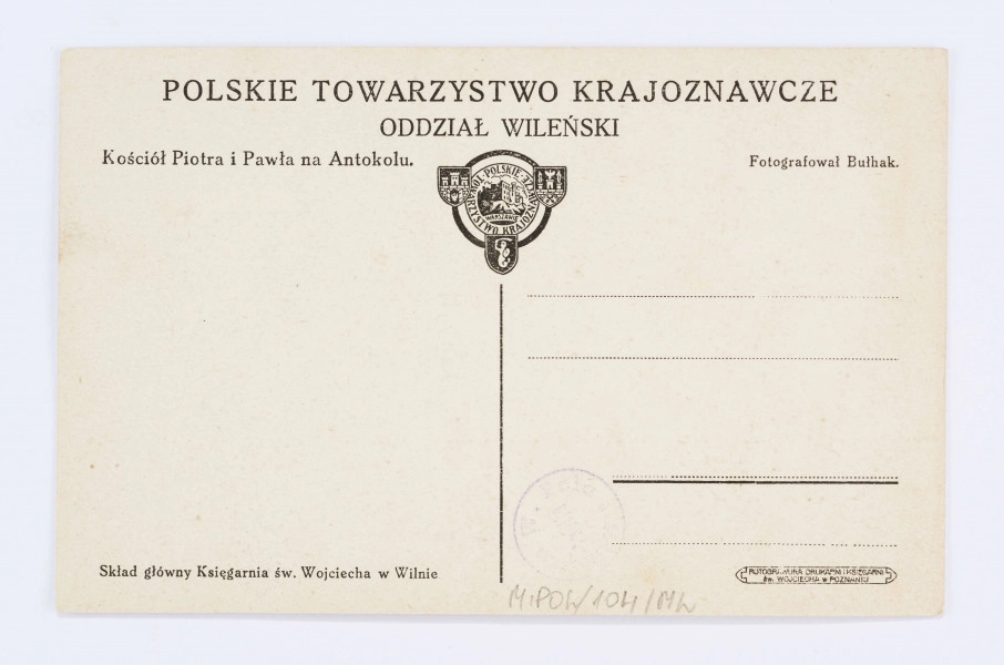 Pocztówka z widokiem na kościół św. św. Piotra i Pawła na Antokolu w Wilnie, wykonana w sepii. Na pierwszym planie pusty plac przed kościołem, w głębi malutkie, ciemne postacie ludzkie i kilka drzew. Po lewej stronie ułomek bramy. Nad placem góruje barokowa świątynia z trzema wieżami.