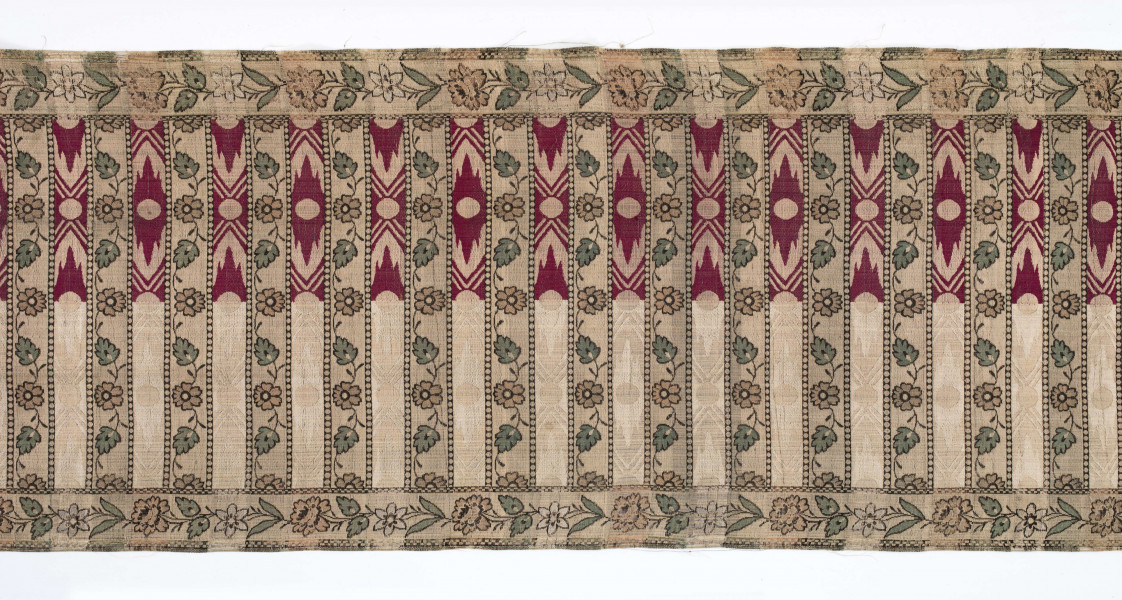 Pas kontuszowy czterostronny
Ornament: 
głowy - dwa motywy krzaczków kwiatowych wyrastających z liściastej rozety
środek - poprzeczne pólka na przemian z motywami wici kwiatowej i wydłużonych rombów z szelążkami
obrzeżenia - pionowe z motywami gałązek z kawiatami i liśćmi; poziome - motywy wici kwiatowej jak w pólkach
obwódki - w szachownicę, romby i groszki
Koloryt:
pr. - tło słomkowe, ornament różowy, biały, zielony, błękitny, jaznobrązowy
l. - tło czarne, jedynie w pólkach z rombamiw połowie błękitne, w połowie oliwkowozłote, ornament słomkowy
W narożnikach głów wytkana sygnatura: F/S (leżące)
Frędzla doszyta jedwabna, pleciona z nici kremowych z dodatkiem czarnych
