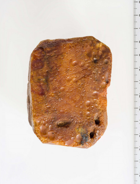 Surowiec wstępnie obrobiony, kształtem zbliżony do prostokąta. Widoczne ślady wierceń.