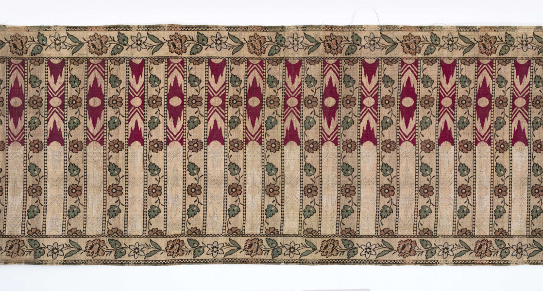 Pas kontuszowy czterostronny
Ornament: 
głowy - dwa motywy krzaczków kwiatowych wyrastających z liściastej rozety
środek - poprzeczne pólka na przemian z motywami wici kwiatowej i wydłużonych rombów z szelążkami
obrzeżenia - pionowe z motywami gałązek z kawiatami i liśćmi; poziome - motywy wici kwiatowej jak w pólkach
obwódki - w szachownicę, romby i groszki
Koloryt:
pr. - tło słomkowe, ornament różowy, biały, zielony, błękitny, jaznobrązowy
l. - tło czarne, jedynie w pólkach z rombamiw połowie błękitne, w połowie oliwkowozłote, ornament słomkowy
W narożnikach głów wytkana sygnatura: F/S (leżące)
Frędzla doszyta jedwabna, pleciona z nici kremowych z dodatkiem czarnych
