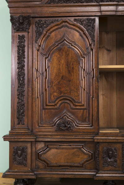 Korpus jednokondygnacyjny, na niskim cokole ze ślepą szufladą, zwieńczony rozbudowanym gzymsem wypiętrzonym i przełamanym pośrodku, dwoje drzwi z bogato profilowanymi płycinami, 5 nóg w kształcie spłaszczonych, fazowanych kul. Podział pionowy trzema pilastrami, z których środkowy jest listwą przymykową. Ich powierzchnie pokrywa wstęgowa snycerka z ornamentów roślinno-kwiatowych z wplecionymi puttami i ptakami, w głowicach rzeźbione główki. W załamaniu gzymsu przedstawienie Wenus z amorkiem na tle muszli otoczonej kwiatami, zwieńczonej koroną trzymaną przez dwa putta. We fryzie ornament roślinny z ptakami. W górnych narożach drzwi personifikacje Czterech Pór Roku.