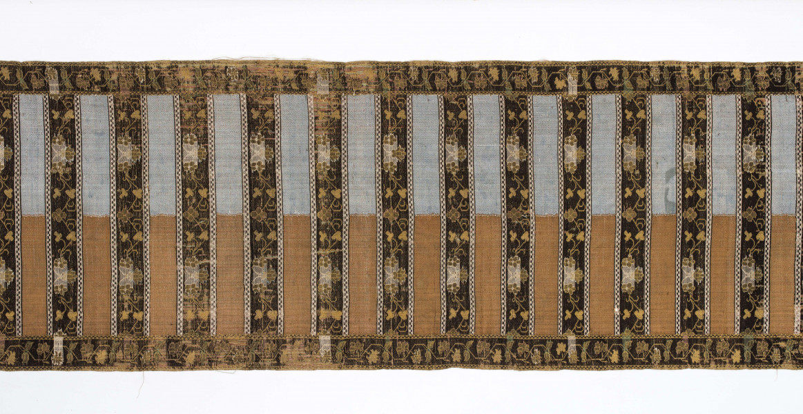 Pas kontuszowy czterostronny.
Ornament:
głowy- dwa motywy ukwiecinych łodyg umieszczonych w wazonach przypominajacych palmety- stylizowane , silna geometryzacja motywów. 
wciąż pasa- poprzeczne pólka z motywem wici kwiatowej i rzuty rozetek, na przemian
obrzeżenia- pionowe z motywem zgeometryzowanej wici kwiatowej poziome- jak w  pólkach 
kolor:pr. -  tło głów i pólek z wicią i obrzeżeń  żółte gładkie pólka w połowie różowe  w połowie różowe, wić brązowa kwiaty niebieskie, łososiowe i żółte
l. tło brązowe wzór słomkowy
Frendzla doszyta słomkowa.
