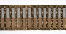 Pas kontuszowy czterostronny.
Ornament:
głowy- dwa motywy ukwiecinych łodyg umieszczonych w wazonach przypominajacych palmety- stylizowane , silna geometryzacja motywów. 
wciąż pasa- poprzeczne pólka z motywem wici kwiatowej i rzuty rozetek, na przemian
obrzeżenia- pionowe z motywem zgeometryzowanej wici kwiatowej poziome- jak w  pólkach 
kolor:pr. -  tło głów i pólek z wicią i obrzeżeń  żółte gładkie pólka w połowie różowe  w połowie różowe, wić brązowa kwiaty niebieskie, łososiowe i żółte
l. tło brązowe wzór słomkowy
Frendzla doszyta słomkowa.
