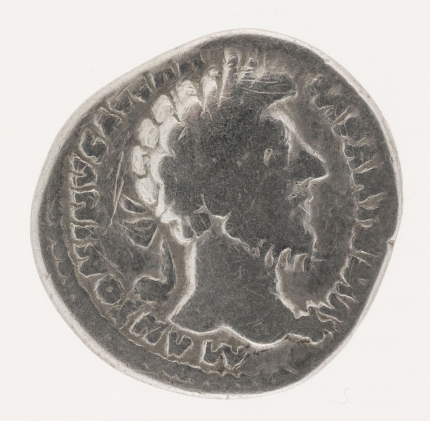 AV. Głowa cesarza w wieńcu laurowym w profilu w prawo. W otoku napis:
M ANTONINVS AVG AR  -  M PARTH MAX

RV. Stojąca Wiktoria w prawo. Postać w jednej ręce trzyma  gałązkę palmową, tu zatartą, drugą ręką podtrzymuje umieszczoną na pniu tarczę, tu z zatartym napisem: [VIC PAR] 
W otoku napis: TR P XX II - II - COS III