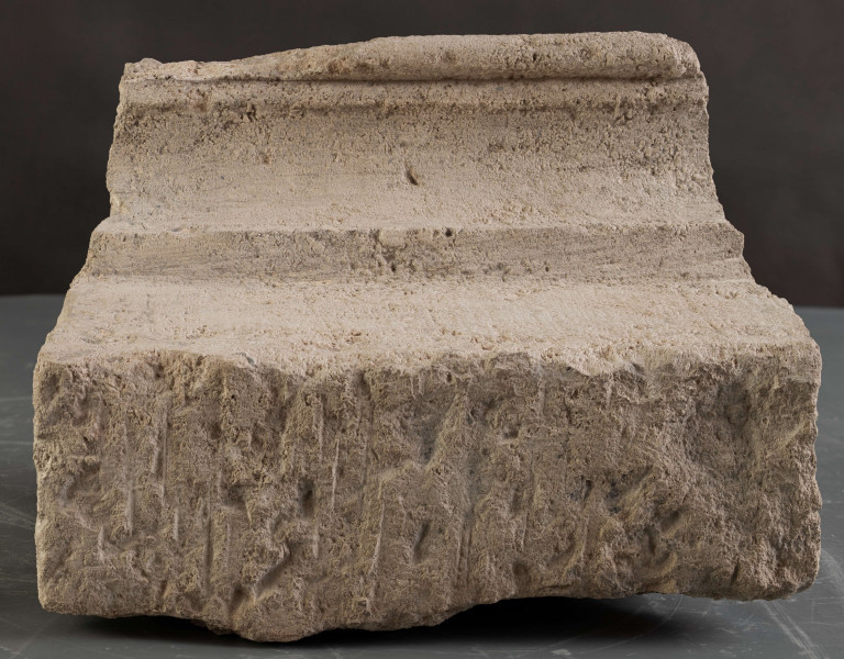 W zachowanym relikcie renesansowego obramienia okiennego można dostrzec formy wskazujące na wysokiej klasy warsztat kamieniarski, powiązany stylistycznie z produkcją warsztatów krakowskich.