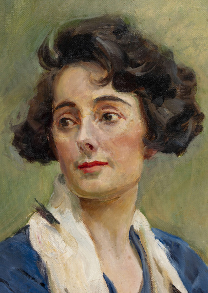 Portret kobiety w ujęciu do kolan. Siedzi bokiem, lekko zwrócona w prawą stronę. Twarz zwrócona w 3/4 w lewo. Lewa ręka wsparta na poręczy krzesła. Dłonie o szczupłych palcach, splecione. Kobieta jest ubrana w jedwabną, szafirową suknię z długimi rękawami i pelerynką złożoną z falban. Na szyi przerzucony biały lisek. Twarz szczupła, włosy, ułożone w fale, przykrywają uszy. Brwi zarysowane wyraźnym łukiem, oczy duże, nos prosty, lekko zadarty, wyraźnie zarysowane usta. Jednolite, zielonoszare tło. 