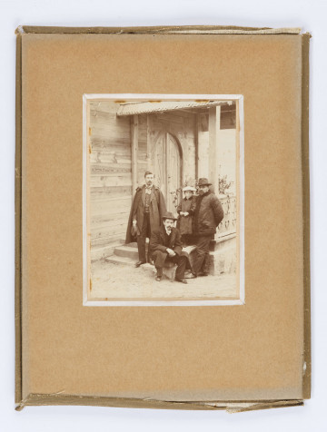 Fotografia Stefana i Adama Żeomskiego oraz Gustawa Daniłowskiego i Władysława Chrzanowskie na ganku chaty.