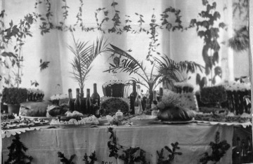E/AF/19376/ML Fotografia przedstawia suto zastawiony stół wielkanocny.