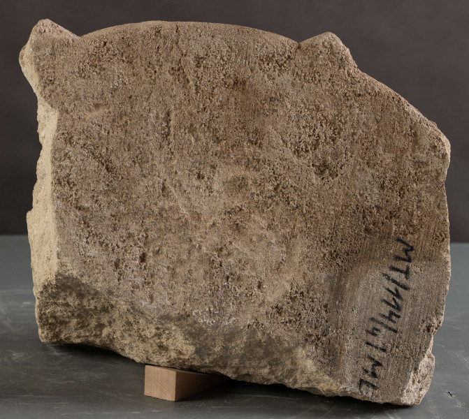 W zachowanym relikcie renesansowego obramienia okiennego można dostrzec formy wskazujące na wysokiej klasy warsztat kamieniarski, powiązany stylistycznie z produkcją warsztatów krakowskich.