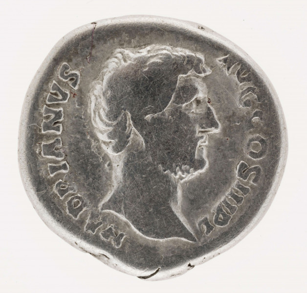 AV. Głowa cesarza w profilu w prawo, z brodą. W otoku napis:
HADRIANVS - AVG COS III PP

RV. Stojąca w lewo Aequitas, w rękach waga i długie berło. W otoku napis:
[AE]QVI - TAS AVG