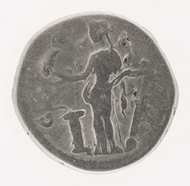 AV. Głowa cesarza w wieńcu laurowym w profilu w prawo. W otoku napis:
ANTONINVS AVG - PIVS PP T [R P] XII

RV. Stojąca Salus, w lewo, przed ołtarzem, wokół którego owinięty jest karmiony przez nią wąż. W ręce ster wsparty o glob. W otoku napis: C [OS  -  IIII]
