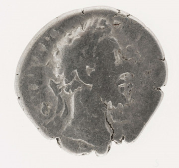 AV. Głowa cesarza w wieńcu laurowym w profilu w prawo. W otoku napis:
COM ANT - [AVG P BRIT?]

RV. Siedząca Roma, w lewo. W rękach posążek Wiktorii i róg obfitości - tu zatarty. W otoku napis:
P M T [R P ... IMP VII ?] COS IIII PP
Na dole w odcinku napis: [R] OM
