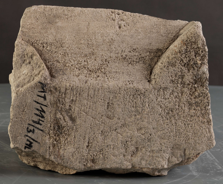 W zachowanym relikcie renesansowego obramienia okiennego można dostrzec formy wskazujące na wysokiej klasy warsztat kamieniarski, powiązany stylistycznie z produkcją warsztatów krakowskich.