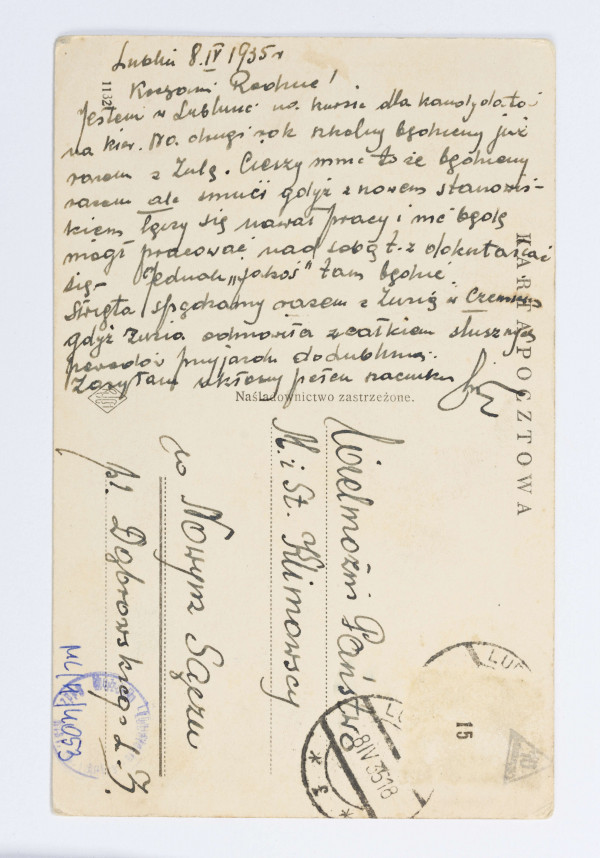 Pocztówka w sepii z widokiem fragmentu Śródmieścia oraz Starego Miasta w Lublinie.
AWERS: Ujęcie wykonane z nieistniejącej wieży wodnej na placu Bernardyńskim (ob. placu Wolności). Na pierwszym planie dachy kamienic (m.in. Pałacu Parysów) przy ulicach Krakowskie Przedmieście, Koziej i Królewskiej. Po lewej: gmach Nowego Ratusza, wieża Bramy Krakowskiej, Wieża Trynitarska, fasada katedry lubelskiej. W oddali dach kościoła oo. Dominikanów. Pod widokiem, w lewym dolnym rogu, nadruk z tytułem, a w prawym dolnym rogu z informacją o autorze fotografii. 
REWERS: W polu na korespondencję datowany tekst czarnym atramentem z nieczytelnym podpisem autora, wysłany z Lublina, adresowany do Państwa M. i S. Klimowskich (rodziców nadawcy) w Nowym Sączu. Treść dotyczy kształcenia prawdopodobnie w jednym z seminariów nauczycielskich w Lublinie oraz planów na święta wielkanocne. W prawym górnym rogu trzy stemple pocztowe oraz ślad po znaczku. Pośrodku nadruk ze znakiem graficznym wydawcy. 