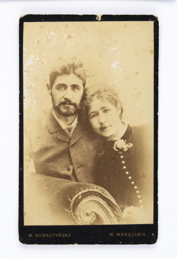 Oktawia i Rafał Radziwiłłowiczowie - rodzeństwo siedzące na kanapie, przytuleni do siebie.