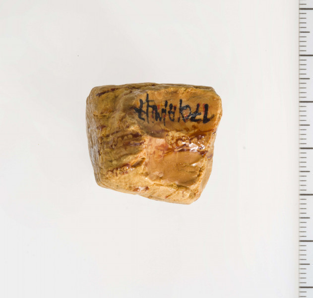 Surowiec bursztynowy, wstępnie obrobiony o kształcie sześcianu.