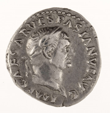 AV. Głowa cesarza w wieńcu laurowym w profilu w prawo. W otoku napis:
IMP CAESAR VESPASIANVS AVG

RV. Personifikacja Judei siedzącej w profilu w prawo koło tropajonu. Niżej, w odcinku napis: IVDEA
