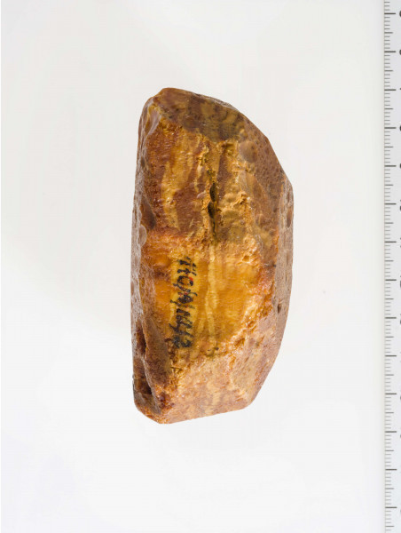 Surowiec wstępnie obrobiony, kształtem zbliżony do prostokąta. Widoczne ślady wierceń.