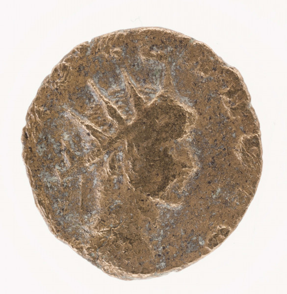 AV. Głowa cesarza w corona radiata w profilu w prawo. W otoku napis: [DI]VO CLAVD[IO]

RV. Ołtarz. W otoku napis: [CONSECR] ATIO