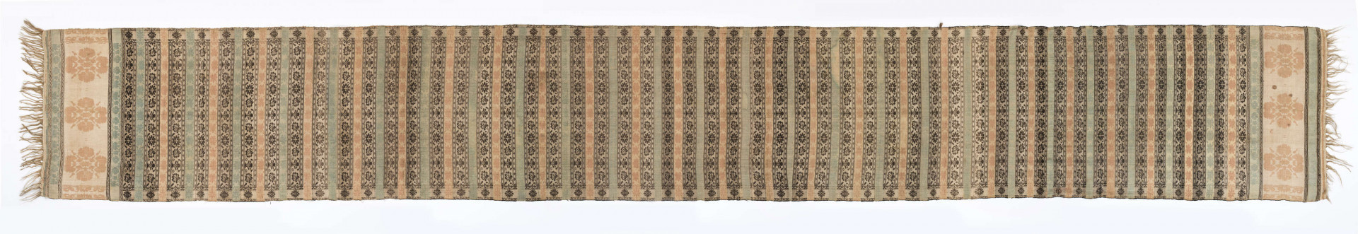 Pas kontuszowy dwustronny.
Ornament: 
głowy-trzy motywy stylizowanego kwiatu  goździka (każdy o czterech zgeometryzowanych płatkach)
wciąż pasa- poprzeczne pólka o kolejnych powtarzajacych się sekwencjach motywów:
-ciąg palmetek
-stylizowane kwiaty na tle łososiowym
-stylizowane kwiaty na tle zielonm
obrzeżenie- nieznacznie wyodrebnione dekorowane rozetką
Frędzla wysnuta z osnowy