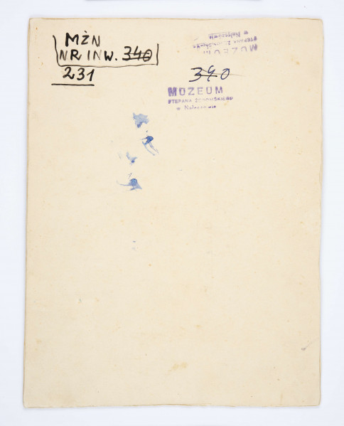 Maria Radziwiłowicz (1/2 postaci) w kapeluszu, oparta o plecione krzesło.