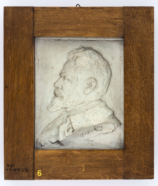 Płaskorzeźba gipsowa w prostokątnej, drewnianej ramie.