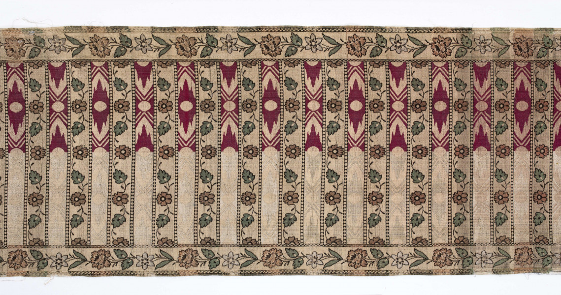 Pas kontuszowy czterostronny
Ornament: 
głowy - dwa motywy krzaczków kwiatowych wyrastających z liściastej rozety
środek - poprzeczne pólka na przemian z motywami wici kwiatowej i wydłużonych rombów z szelążkami
obrzeżenia - pionowe z motywami gałązek z kawiatami i liśćmi; poziome - motywy wici kwiatowej jak w pólkach
obwódki - w szachownicę, romby i groszki
Koloryt:
pr. - tło słomkowe, ornament różowy, biały, zielony, błękitny, jaznobrązowy
l. - tło czarne, jedynie w pólkach z rombamiw połowie błękitne, w połowie oliwkowozłote, ornament słomkowy
W narożnikach głów wytkana sygnatura: F/S (leżące)
Frędzla doszyta jedwabna, pleciona z nici kremowych z dodatkiem czarnych
