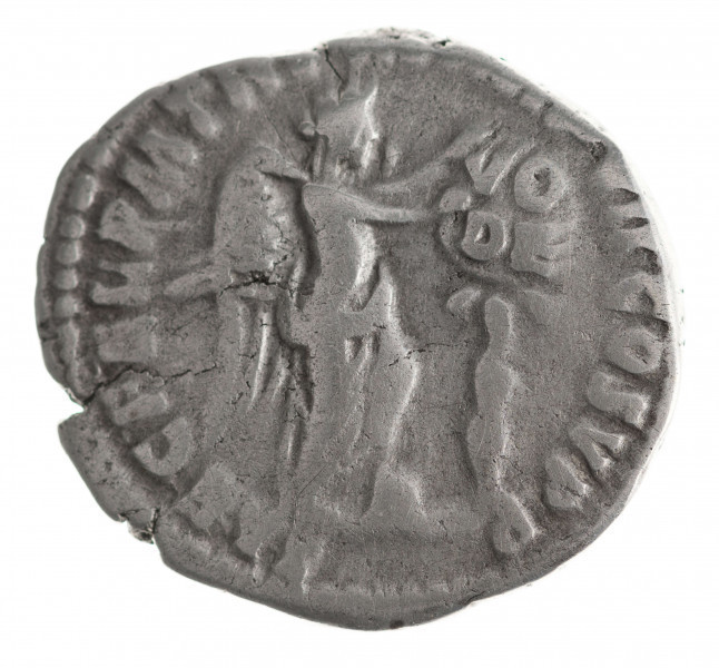 N/11383/ML - Av.: Popiersie cesarza z wieńcem laurowym w prawo. W otoku: M COMM ANT P FEL AVG BRIT
Rv.: Wiktoria stojąca w lewo z prawą stopą wspartą na hełmie. Przed nią palma zwieńczona tarczą z napisem: VO . DE ( czyli VOTA DECENNALIA). W otoku: [SAE]C FEL P M TR [P XI IMP V]II COS V P P
