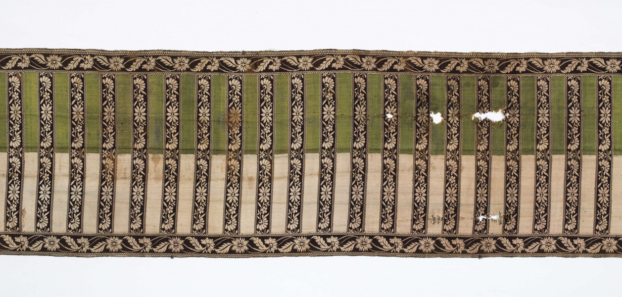 Pas kontuszowy czterostronny
Ornament
Głowy- motyw dwóch drzewek, których koronę stanowi owalna rozeta otoczona listkami, rozeta i listki wypełnione małymi kwiatkami. Drzewko wyrasta z lekko pofalowanego gruntu po bokach dwa małe krzaczki kwiatowe. 
Wciąż- pasa w poprzeczne pólka na przemian gładkie i z motywem wici kwiatowej.
Obrzeżenia- pionowe z motywem wici złożonej z kwiatów i listków palmowych, poziome jak w  pólkach.
Kolory: karmazynowy, błękitny, zielony, kremowy i brązowy
Pas sygnowany- w głowach tkany napis: S Filsjean Wkobyłce
Krótsze boki z doszytą długą frendzlą