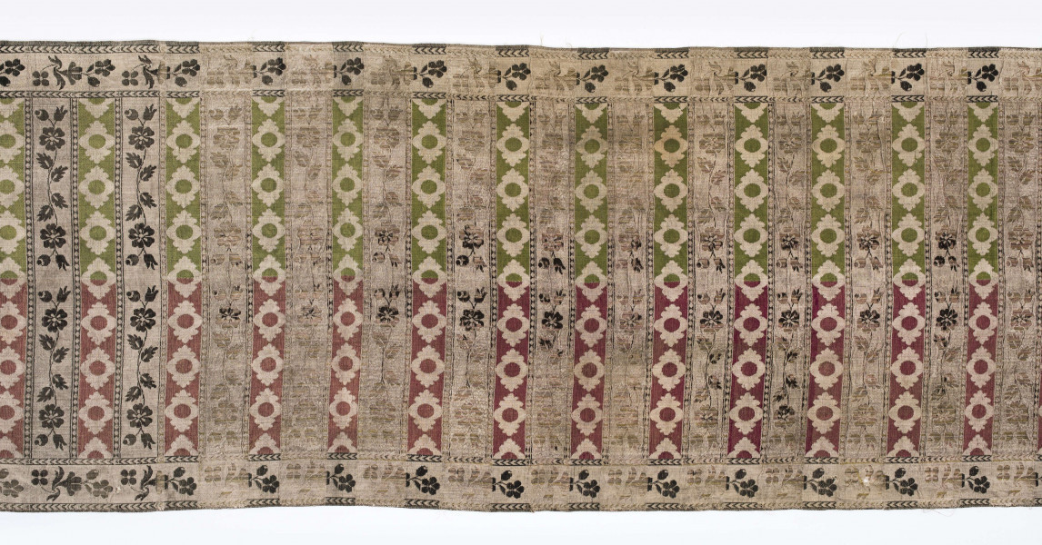 Pas kontuszowy jedwabny, czterostronny
Ornament:
Głowy:dwa  motywy bukietów  w stylizowanych wazonach  o wywiniętych na zewnątrz brzegach.Wazon ustawiony na kratownicy z wisiorami. 
Wciąż: pólka z motywem gałazek kwiatowych i w szelążki- na przemian.
Obrzeżenie:  drobny wzór gałązki kwiatowej
Frędzla jedwabna 
Sygnowany w dolnych rogach F
                                           S 